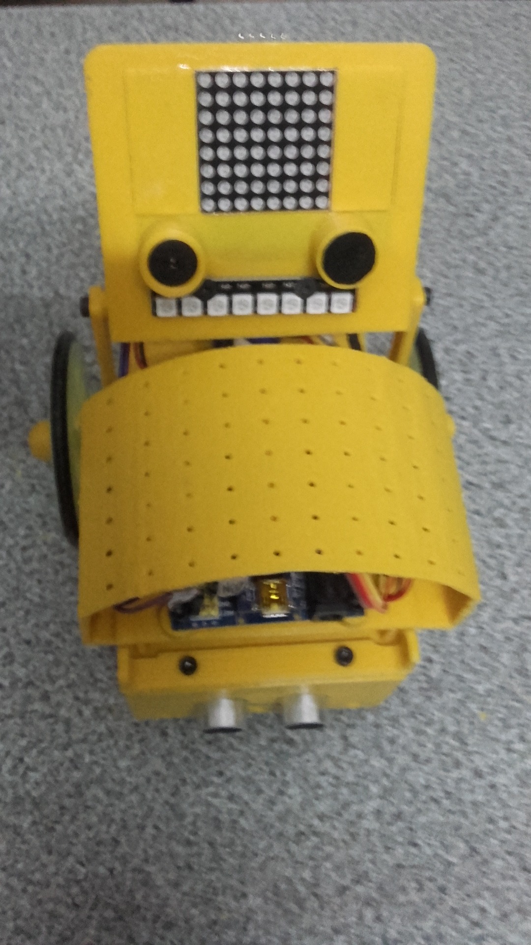 DibuRobot 140x8x18 mm, dibuja, movimientos precisos, matriz de leds, tira neopixel, sensor distancia, buzzer. Totalmente programable para divertirse y aprender. Maneja 54 funciones con tres pantallas en tu celular muy intuitivo. Se puede programar usando las teclas del propio celular.