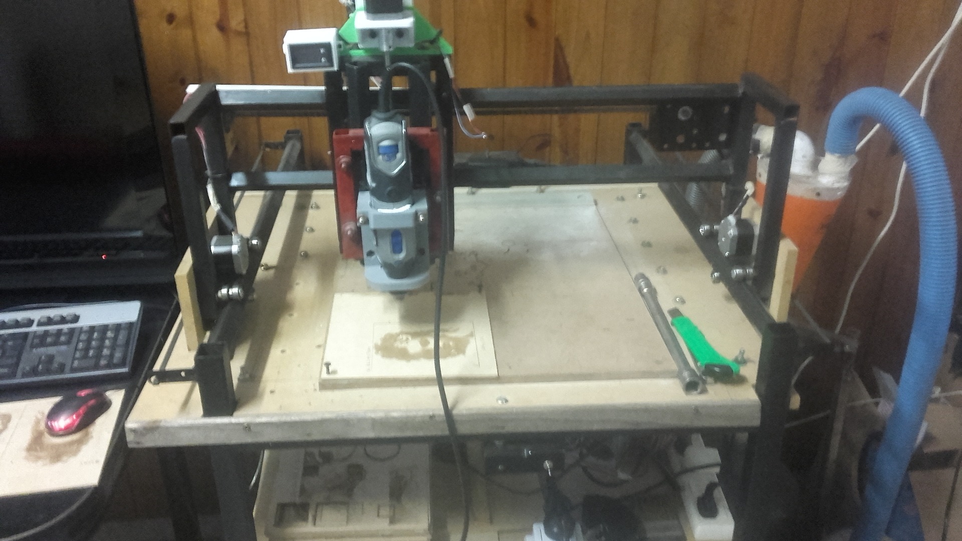 CNC fresa con motor tool Dremel 3000, nivelando la mesa con autolevel se pueden hacer PCB muy buenos